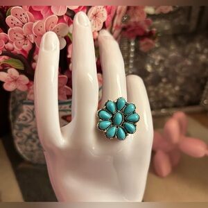 💙 New 💙 Turquoise Flower Cluster Statement Ring Size 7 1/2 💙
